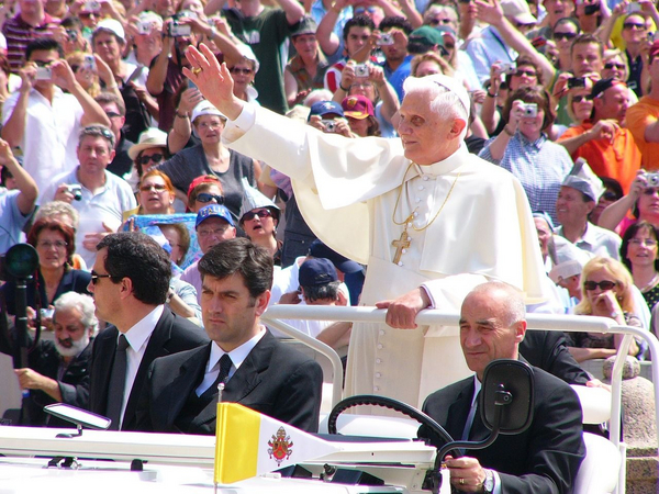 Paven  Introduktion til den katolske kirke  what a strange church forgives pope 1036037 1280  pixabay