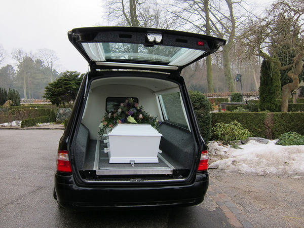 Begravelse  rustvogn med kiste  COLOURBOX3576172