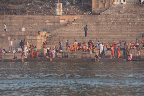 Rent og urent  badende ved indisk flod  COLOURBOX13651738